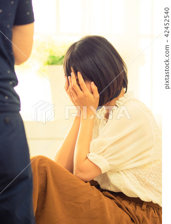 Couple breaks up Shallow depth of field 42452540