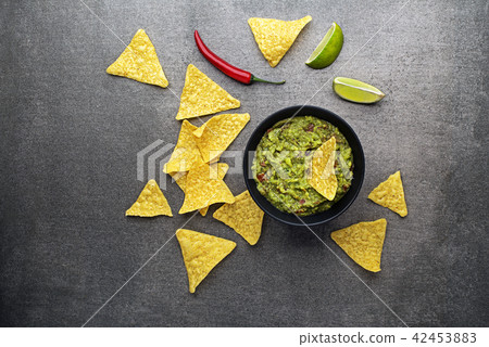 Guacamole sauce 42453883
