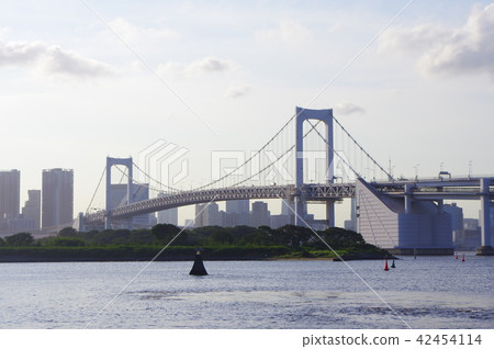 彩虹橋從晚上在台場前 42454114
