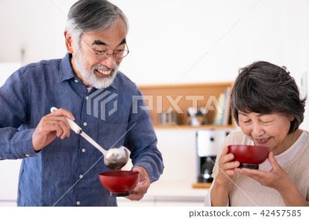 退休的年長老資深夫婦 退休的年長老資深夫婦 42457585