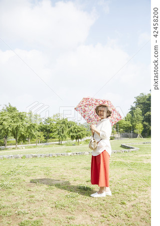 Life, woman, old man, Korean 42458200