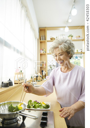 Life, woman, old man, Korean 42458303