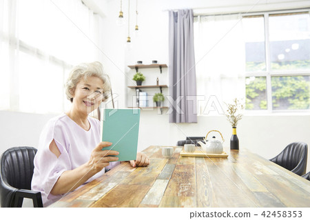 Life, woman, old man, Korean 42458353