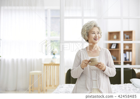 Life, woman, old man, Korean 42458485