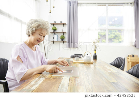 Life, woman, old man, Korean 42458525