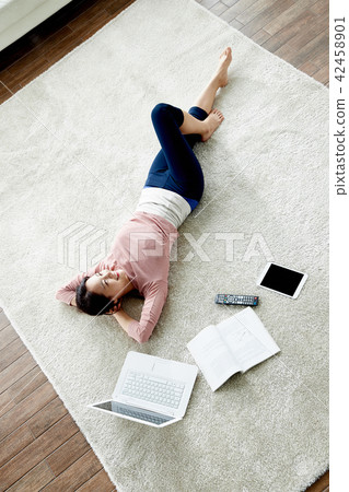 在單人生活的客廳中每天使用筆記本電腦 42458901