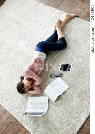 Everyday use of a laptop in a single-life living room Everyday use of a laptop in a single-life living room 42458905