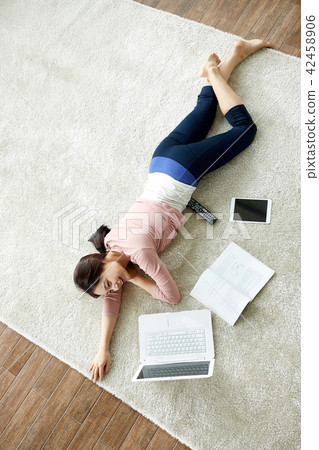 Everyday use of a laptop in a single-life living room Everyday use of a laptop in a single-life living room 42458906