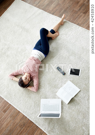 在單人生活的客廳中每天使用筆記本電腦 42458910