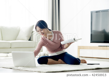 Everyday use of a laptop in a single-life living room 42458913