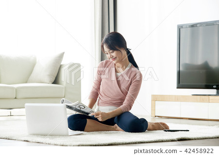 Everyday use of a laptop in a single-life living room Everyday use of a laptop in a single-life living room 42458922