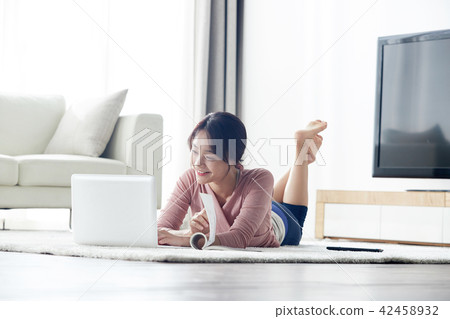 Everyday use of a laptop in a single-life living room Everyday use of a laptop in a single-life living room 42458932