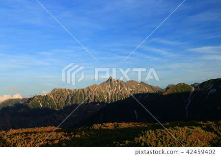 在北阿爾卑斯山薩馬塔山莊享受陽光的山形景色 在北阿爾卑斯山薩馬塔山莊享受陽光的山形景色 42459402
