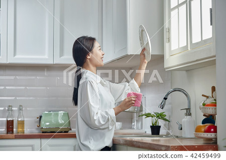 在單人廚房洗碗 在單人廚房洗碗 42459499