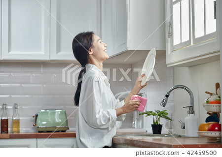 Washing dishes in a single-life kitchen 42459500