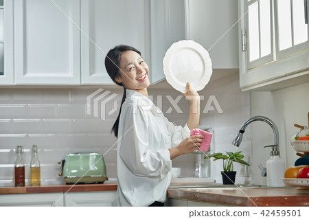 在單人廚房洗碗 在單人廚房洗碗 42459501