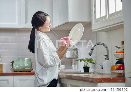 在單人廚房洗碗 42459502