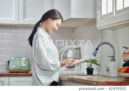 在單人廚房洗碗 在單人廚房洗碗 42459503
