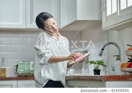 在單人廚房洗碗 42459505