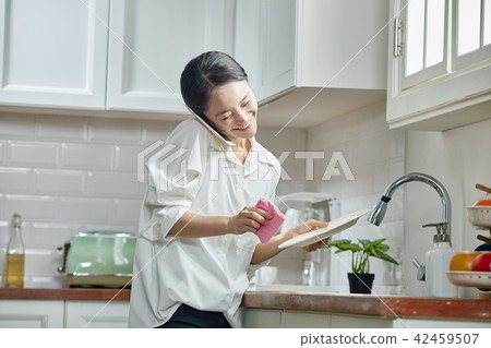 在單人廚房洗碗 在單人廚房洗碗 42459507