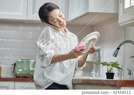 在單人廚房洗碗 42459511