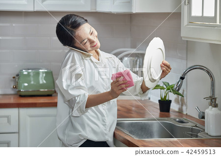 在單人廚房洗碗 42459513