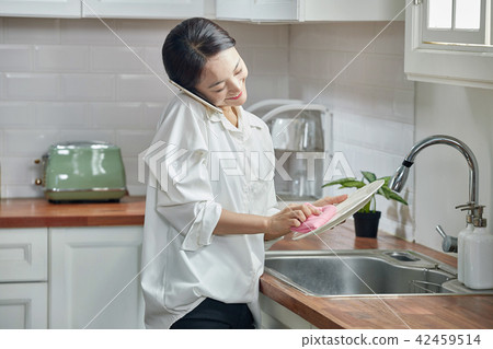 在單人廚房洗碗 42459514