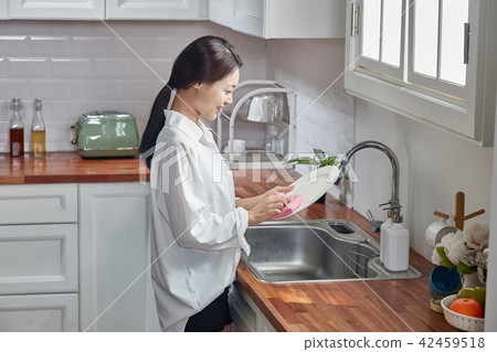 Washing dishes in a single-life kitchen Washing dishes in a single-life kitchen 42459518