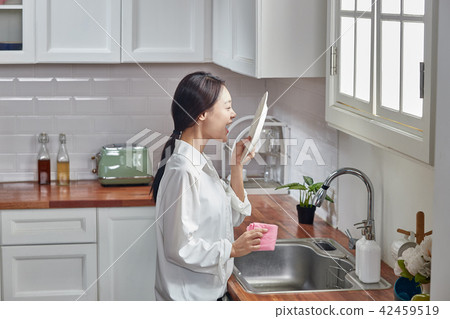 Washing dishes in a single-life kitchen 42459519