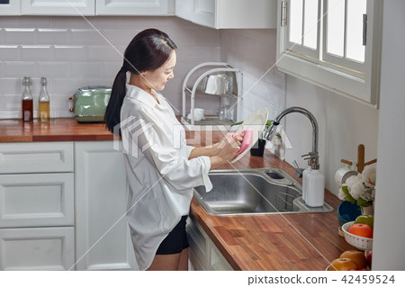 在單人廚房洗碗 42459524
