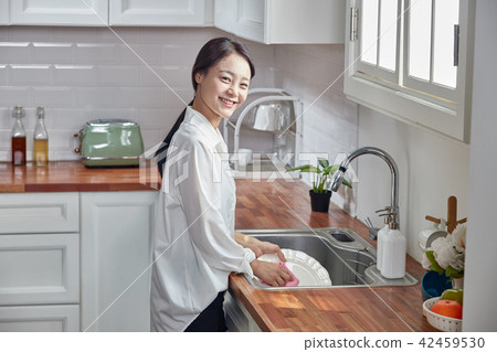 在單人廚房洗碗 在單人廚房洗碗 42459530