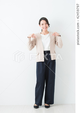 Full body photo of a smiling woman in her 20s 42459797