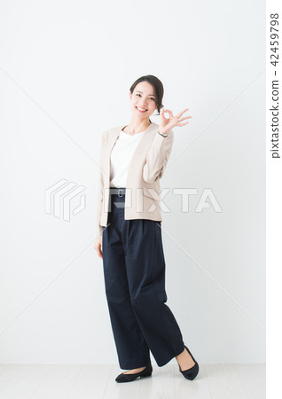 穿著西裝的女人做出 OK 的手勢 穿著西裝的女人做出 OK 的手勢 42459798