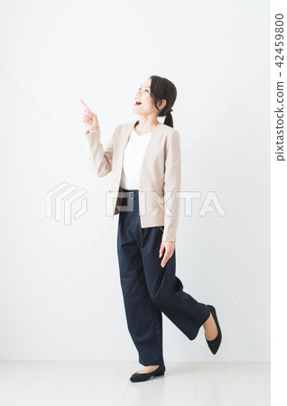 微笑的女商人的全身照片 42459800