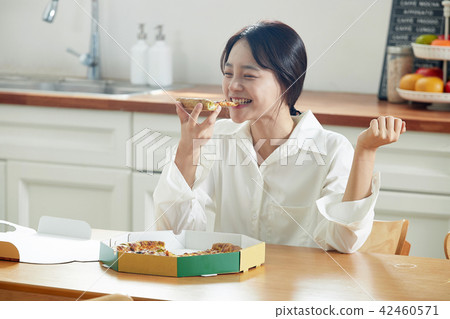 Single-life delivery food pizza 42460571