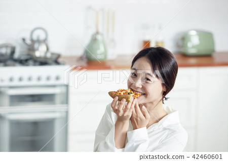 Single-life delivery food pizza 42460601