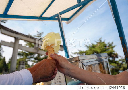 [Iwakiyama Shrine, Hirosaki City, Aomori Prefecture] Give me a clinking ice cream 42461058