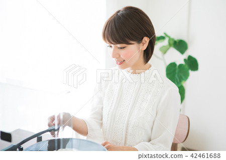 A woman wearing a record 42461688