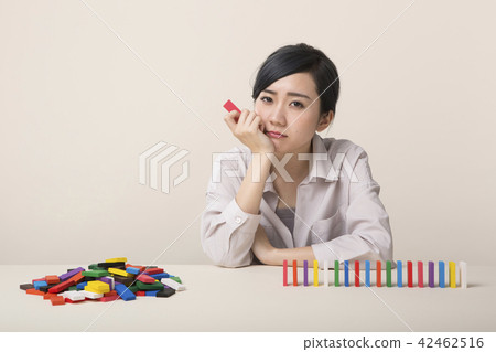 一個年輕女子在多米諾面前陷入困境 42462516