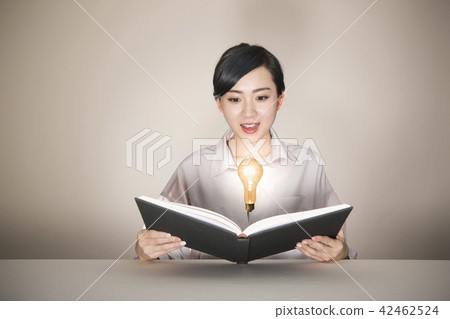 看一個電燈泡的一個少婦，當打開書時 42462524