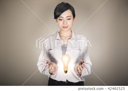 有一個電燈泡的一位小姐在他的手上 42462525