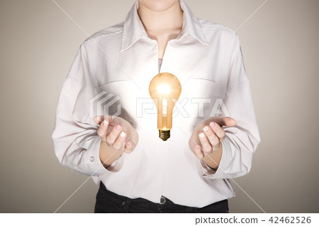 有一個電燈泡的一位小姐在他的手上 42462526