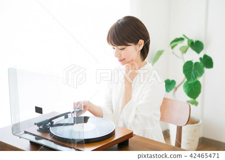 A woman wearing a record 42465471