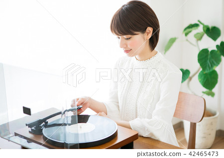 一個女人穿著唱片 一個女人穿著唱片 42465473