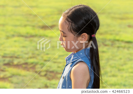 小女孩哭了 小女孩哭了 42466523