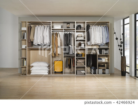 與更衣室的不同的衣裳的大壁櫥。壁櫥體和貨架設計的內部結構。 與更衣室的不同的衣裳的大壁櫥。壁櫥體和貨架設計的內部結構。 42466924