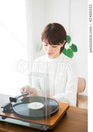 A woman wearing a record 42466932