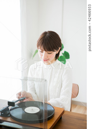 A woman wearing a record 42466933