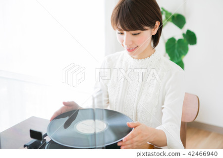 A woman wearing a record 42466940