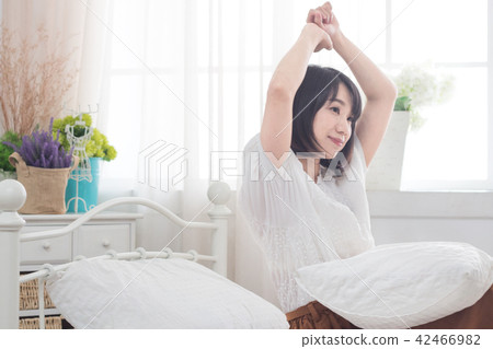伸懶腰的少女 伸懶腰的少女 42466982